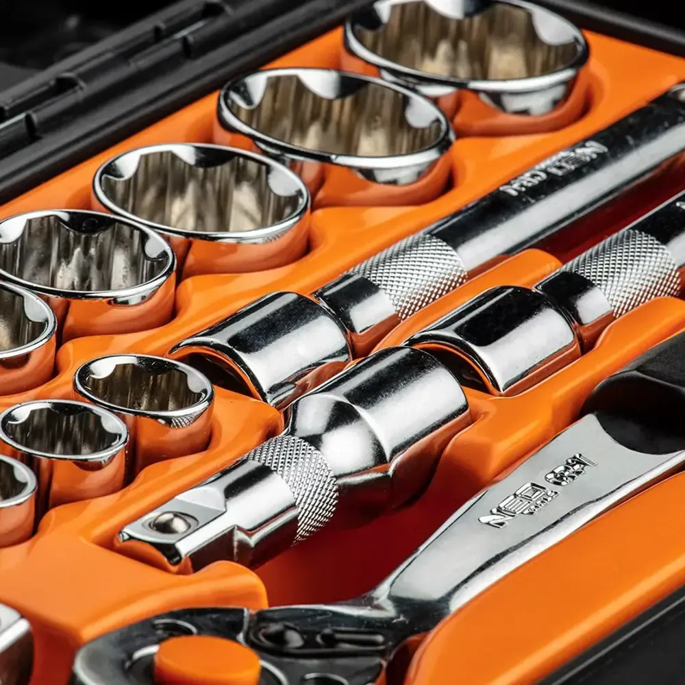 Chromium-vanadium steel socket set with 90-tooth ratchet