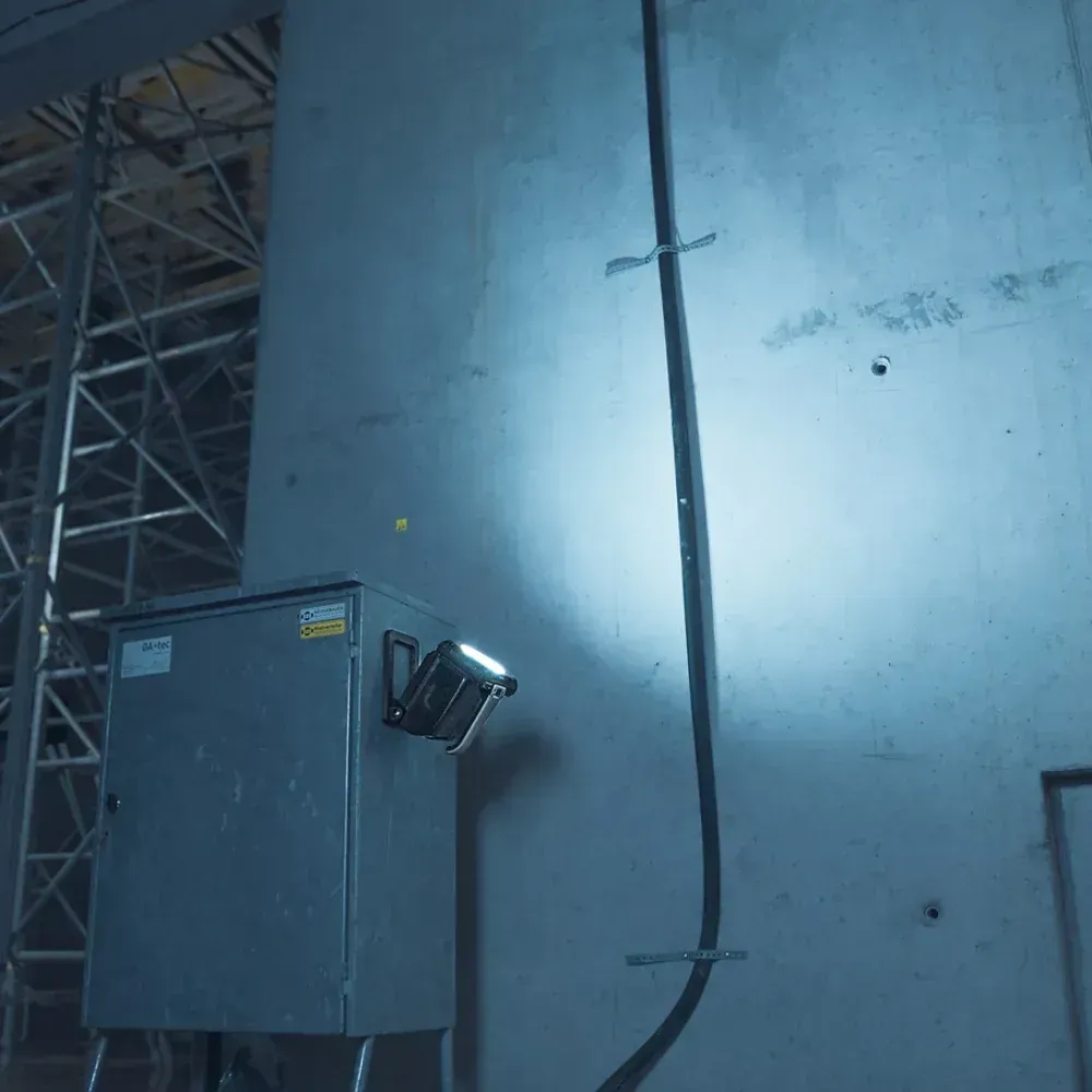 Heavy-duty work light with IK08 impact resistance and 200m luminous range