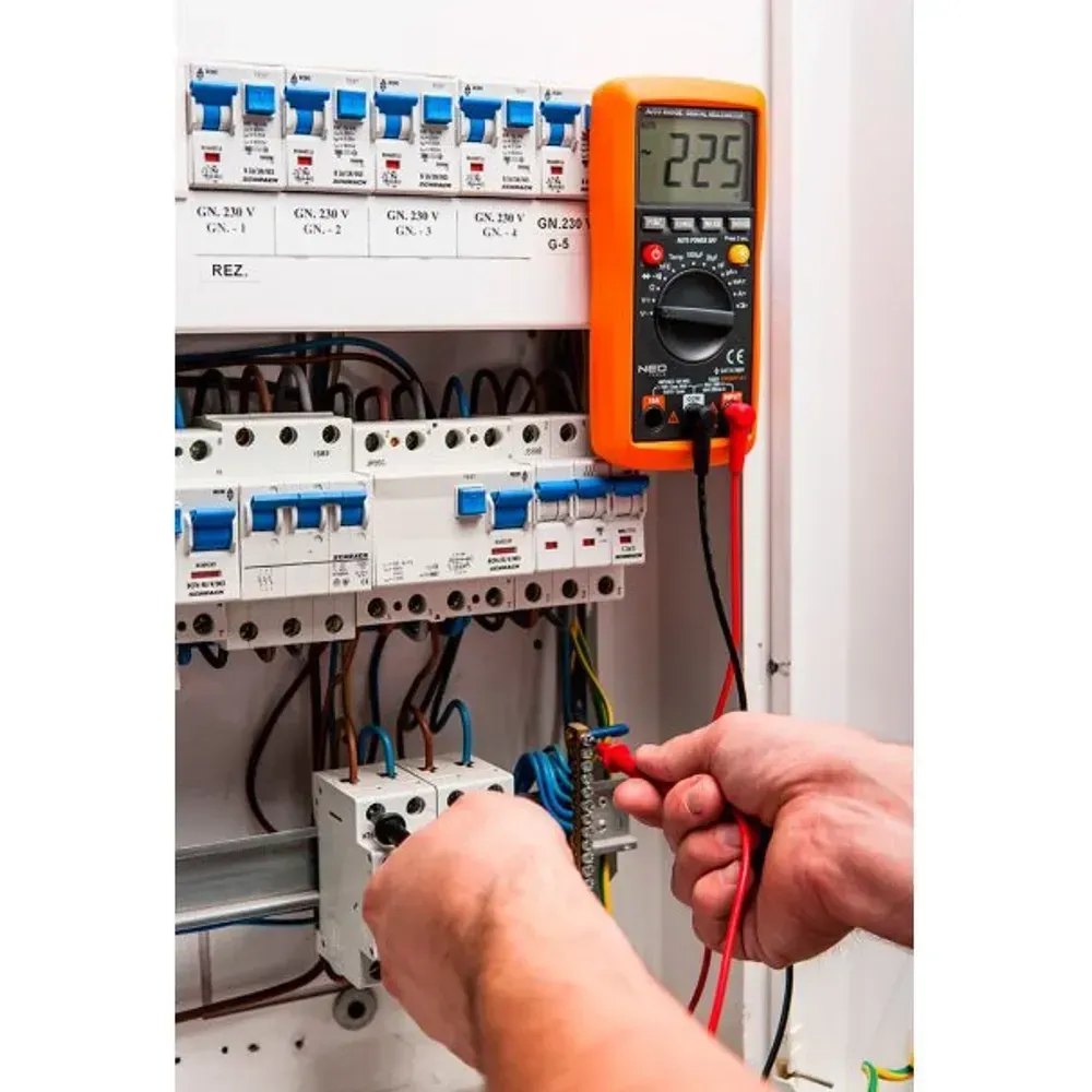 Universal multimeter with continuity test, diode check, and memory storage