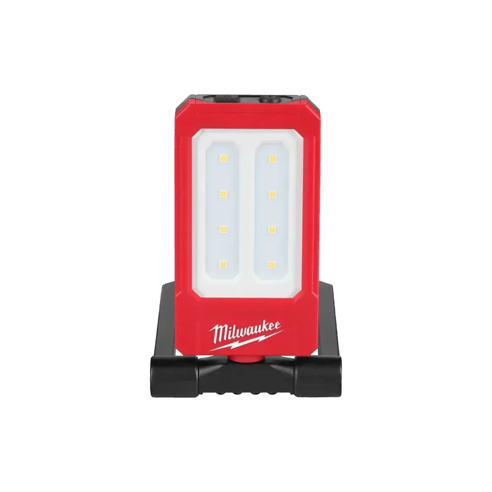 Milwaukee 500-lumen folding flood light with IP54 protection
