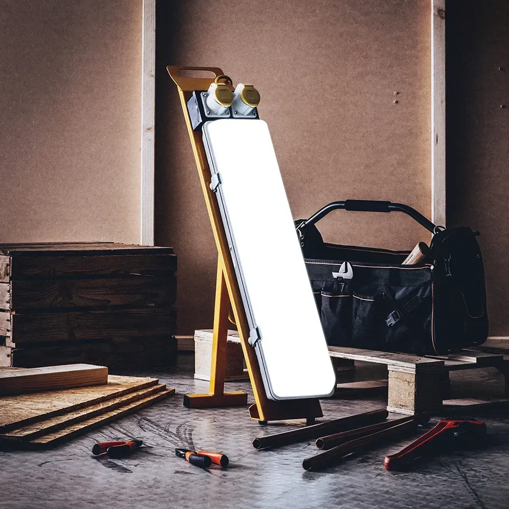 Packaging for Defender 110V floor light